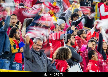 Bogota, Colombie. 02 août 2023. Les fans de l'Independiente Santa Fe wave drapeaux lors du match de phase de groupe entre l'Independiente Santa Fe de Bogota (1) et le Deportivo Independiente Medellin de Medellin au stade Nemesio Camacho el Campin, le 2 août 2023. Photo par : Sebastian Barros/long Visual Press crédit : long Visual Press/Alamy Live News Banque D'Images