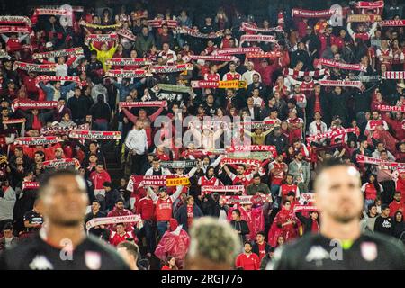 Bogota, Colombie. 02 août 2023. Les fans de l'Independiente Santa Fe détiennent des écharpes de l'équipe lors du match de phase de groupes entre l'Independiente Santa Fe de Bogota (1) et le Deportivo Independiente Medellin de Medellin au stade Nemesio Camacho el Campin, le 2 août 2023. Photo par : Daniel Romero/long Visual Press crédit : long Visual Press/Alamy Live News Banque D'Images