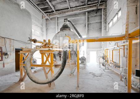 Dispositif de combustion de combustible du four rotatif au complexe de fabrication Banque D'Images