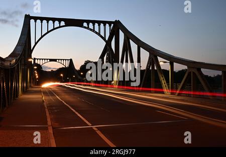 Potsdam, Allemagne. 10 août 2023. Les voitures passent sur le pont Glienicke le matin (exposition longue). Le pont à la frontière de la ville entre Potsdam et Berlin est un symbole pour surmonter la division entre l'est et l'Ouest. De nombreux événements commémorent la construction du mur et la division allemande également cette année le 13 août. Crédit : Soeren Stache/dpa/Alamy Live News Banque D'Images