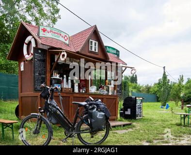 Decin, Tchéquie, 23 juin 2023 : halte de repos avec boissons et saucisses sur la piste cyclable de l’Elbe en République tchèque Banque D'Images