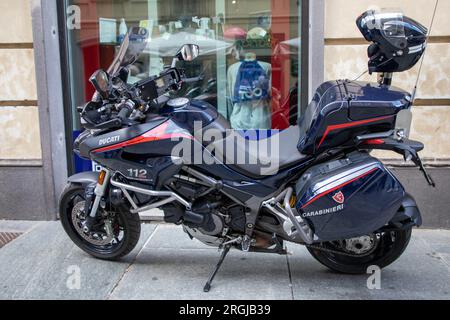 Milan , Italie - 08 02 2023 : police des Carabiniers Armée italienne Multistrada Ducati 1200 S Enduro en Italie Banque D'Images