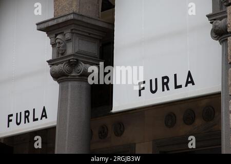 Milan , Italie - 08 07 2023 : marque de logo furla et texte de signe entrée de façade avant de magasin haut sacs portefeuille magasin Banque D'Images