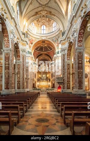 L'intérieur de la cathédrale de Monopoli dédié à la Vierge Marie, construit dans des marbres vibrants et des fresques Banque D'Images
