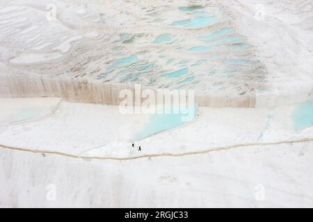 Travertins carbonatés des piscines naturelles pendant le coucher du soleil, Pamukkale, Turquie Banque D'Images