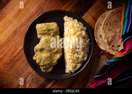 Pipian, également connu sous le nom de mole verde, nourriture du mexique et d'autres pays d'amérique latine, viande de poulet baignée dans la sauce mole à base de graines de citrouille, drie Banque D'Images