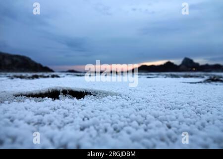 La plaine est recouverte de dépôts de sel, Anhydrite - sulfate de calcium, solidification. Origine volcanique Ormuz Island. Paysage martien Banque D'Images