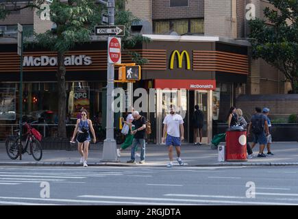 New York, États-Unis. 09 août 2023. McDonald's dans l'Upper Westside de Manhattan le 9 août 2023. (Photo de Steve Sanchez/Sipa USA) crédit : SIPA USA/Alamy Live News Banque D'Images