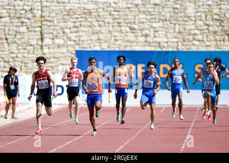 Jérusalem, Israël. 10 août 2023. JÉRUSALEM, ISRAËL - 10 AOÛT : Jamie Sesay des pays-Bas lors du Relais 4x100m hommes le jour 4 des Championnats d'Europe d'athlétisme U20 Jérusalem le 10 août 2023 à Jérusalem, Israël. (Photo de Pablo Morano/Agence BSR) crédit : Agence BSR/Alamy Live News Banque D'Images