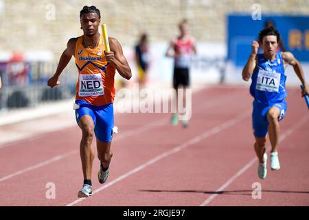 Jérusalem, Israël. 10 août 2023. JÉRUSALEM, ISRAËL - 10 AOÛT : Jamie Sesay des pays-Bas lors du Relais 4x100m hommes le jour 4 des Championnats d'Europe d'athlétisme U20 Jérusalem le 10 août 2023 à Jérusalem, Israël. (Photo de Pablo Morano/Agence BSR) crédit : Agence BSR/Alamy Live News Banque D'Images