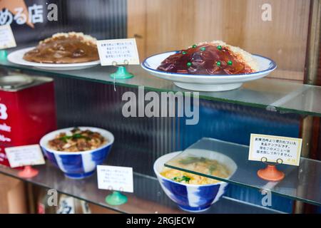 Modèles alimentaires en plastique (shokuhin sampuru) dans une armoire en verre à l'extérieur du restaurant ; Japon Banque D'Images