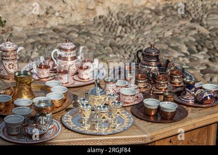 Les tasses, pots, bouilloires à thé et souvenirs turcs sont faits de cuivre. Ville de Mostar en Bosnie-Herzégovine, artisanat traditionnel local Banque D'Images