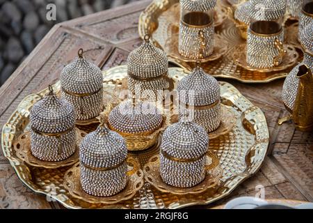 Les tasses, pots, bouilloires à thé et souvenirs turcs sont faits de cuivre. Ville de Mostar en Bosnie-Herzégovine, artisanat traditionnel local Banque D'Images