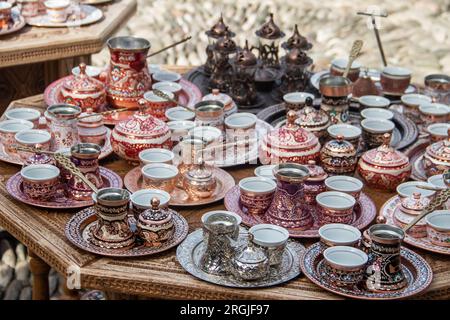 Les tasses, pots, bouilloires à thé et souvenirs turcs sont faits de cuivre. Ville de Mostar en Bosnie-Herzégovine, artisanat traditionnel local Banque D'Images