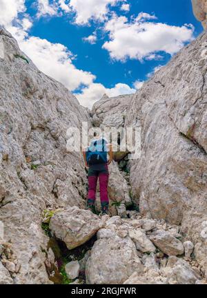 Gran Sasso, Italie - le trekking extrême au sommet de Corno Piccolo, au-dessus de 2600 mètres dans la région des Abruzzes, avec Canalone Nord escalade et voie alpiniste Banque D'Images