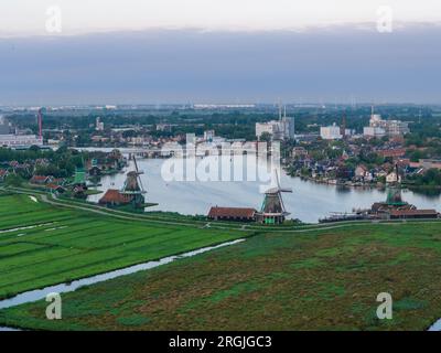 Photo aérienne drone du Zaanse Schans. Ici, vous pouvez trouver des moulins à vent hollandais traditionnels à côté de la rivière Zaan à Zaandam. Banque D'Images