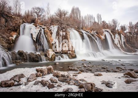 Cascade de Muradiye dans le district de Muradiye. Van, Turquie. Magnifique paysage de cascade en hiver. Belle vue hivernale de Van. Banque D'Images