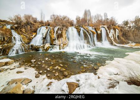 Cascade de Muradiye dans le district de Muradiye. Van, Turquie. Magnifique paysage de cascade en hiver. Cascade est une merveille naturelle près du lac Van. Banque D'Images