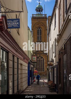 Drum Lane, une étroite ruelle piétonne, menant de la place du marché à l'église All Saints, Northampton, Royaume-Uni Banque D'Images