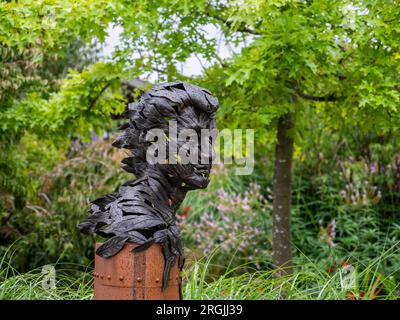 Blown Away, une sculpture de Sioban Coppinger, exposée au National Memorial Arboretum, Alrewas, Staffordshire, Royaume-Uni Banque D'Images