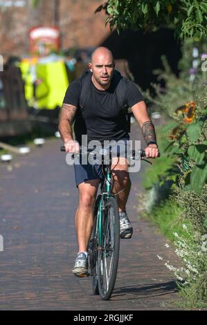 Brindley place Birmingham, 10 août 2023 : les gens étaient dehors pour faire de l'exercice à Birmingham profitant du soleil chaud du matin avant que les températures ne soient prévues pour atteindre 26 degrés dans la ville des Midlands. Un chien appelé Dash a même pu s'asseoir sous un parasol sur son bateau de canal en mangeant une mastication. Crédit : Arrêter Press Media/Alamy Live News Banque D'Images