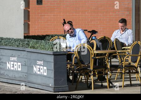 Brindley place Birmingham, 10 août 2023 : les gens étaient dehors pour faire de l'exercice à Birmingham profitant du soleil chaud du matin avant que les températures ne soient prévues pour atteindre 26 degrés dans la ville des Midlands. Un chien appelé Dash a même pu s'asseoir sous un parasol sur son bateau de canal en mangeant une mastication. Crédit : Arrêter Press Media/Alamy Live News Banque D'Images