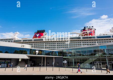 Kiel, Deutschland, août 2023 Hafenimpressionen der Liegeplatz 28 am Ostseekai hier belegt mit dem Kreuzfahrtschiff Disney Dream Banque D'Images