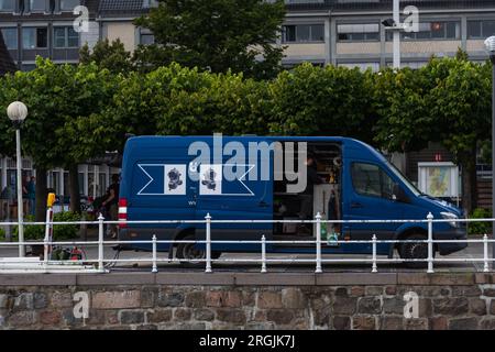 Kiel, Deutschland, août 2023 Hafenimpressionnen Aueiner Pier ein Materialwagen einer Taucher Firma die Reparaturen an einer Kaianlage erledigt Banque D'Images