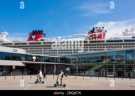 Kiel, Deutschland, août 2023 Hafenimpressionen der Liegeplatz 28 am Ostseekai hier belegt mit dem Kreuzfahrtschiff Disney Dream Banque D'Images