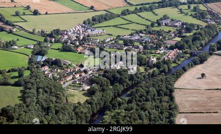 Vue aérienne depuis l'ouest du village de West Tanfield près de Ripon, North Yorkshire Banque D'Images