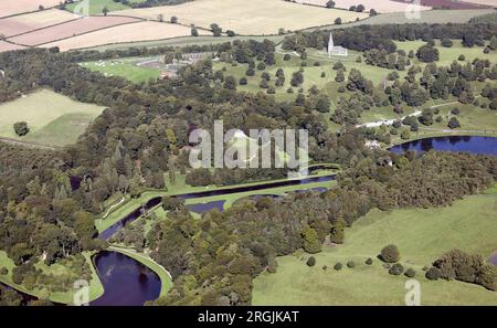 Vue aérienne prise de plus de 1500' de l'abbaye de Fountains, près de Ripon, un des plus grands et des mieux conservés dans les monastères cistercienne et l'Angleterre. Banque D'Images