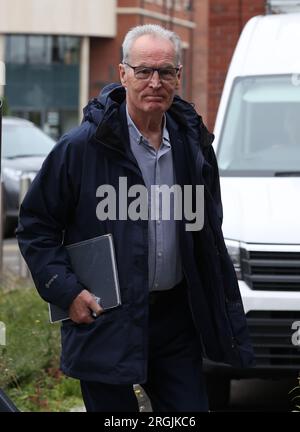 Gerry Kelly, membre du Conseil de police représentant le Sinn Fein, arrive pour une réunion d'urgence du Conseil de police d'Irlande du Nord à James House à Belfast, suite à une violation de données. Des milliers d'officiers en service et de membres du personnel civil ont vu leurs données personnelles et d'emploi compromises. Date de la photo : jeudi 10 août 2023. Banque D'Images