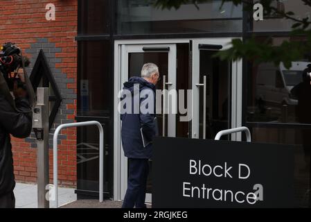 Gerry Kelly, membre du Conseil de police représentant le Sinn Fein, arrive pour une réunion d'urgence du Conseil de police d'Irlande du Nord à James House à Belfast, suite à une violation de données. Des milliers d'officiers en service et de membres du personnel civil ont vu leurs données personnelles et d'emploi compromises. Date de la photo : jeudi 10 août 2023. Banque D'Images