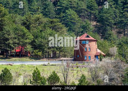 Lac Cubuk dans le district de Goynuk à Bolu, Turquie. Belle vue sur le lac avec moulins à vent. Banque D'Images