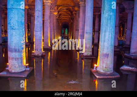 Istanbul, Turquie, 9 mai 2014 : vue de la magnifique Citerne Basilique illuminée - énorme source d'eau romaine souterraine tenue avec 336 colonnes de marbre Banque D'Images