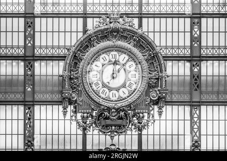 Horloge dorée ornementale au Musée d'Orsay, en français : Musée d'Orsay, dans l'ancien bâtiment de la gare, Paris, France. Photographie en noir et blanc. Banque D'Images