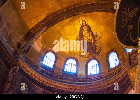 Mosaïque d'abside de la Vierge Marie et Christ l'enfant assis sur un trône sans dos de thokos orné de bijoux dans le semi-dôme de l'ancienne église Hagia Sofia Banque D'Images