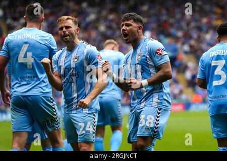 Gustavo Hamer de Coventry City et son coéquipier Matty Godden célèbrent le but contre Leicester lors du Sky Bet Championship match au King Power Stadium, Leicester. Date de la photo : dimanche 6 août 2023. Banque D'Images