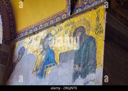 Plafond byzantin et abside mosaïques dorées de la Vierge Marie, mère de Jésus tenant le Christ enfant et Christ Pantocrator à Sainte-Sophie Banque D'Images