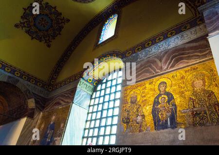 Plafond byzantin et abside mosaïques dorées de la Vierge Marie, mère de Jésus tenant le Christ enfant et Christ Pantocrator à Sainte-Sophie Banque D'Images