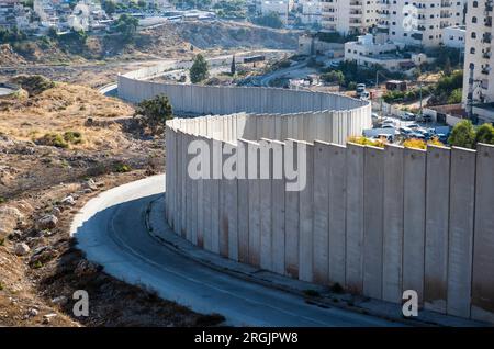 Jérusalem, Israël. 10 août 2023. Vue aérienne du mur de séparation à Jérusalem-est entre le camp de réfugiés de Shaafat et Jérusalem. Crédit : Ilia Yefimovich/dpa/Alamy Live News Banque D'Images