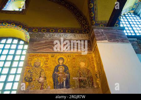 Plafond byzantin et abside mosaïques dorées de la Vierge Marie, mère de Jésus tenant le Christ enfant et Christ Pantocrator à Sainte-Sophie Banque D'Images