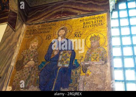 Plafond byzantin et abside mosaïques dorées de la Vierge Marie, mère de Jésus tenant le Christ enfant et Christ Pantocrator à Sainte-Sophie Banque D'Images