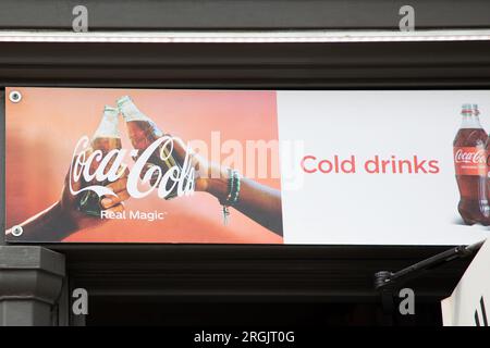 Milan , Italie - 08 07 2023 : Coca Cola marque de signe magique réel et texte anglais logo sur panneau façade café bar terrasse Banque D'Images