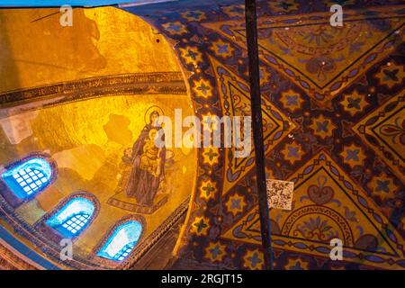 Plafond byzantin et abside mosaïques dorées de la Vierge Marie, mère de Jésus tenant le Christ enfant et Christ Pantocrator à Sainte-Sophie Banque D'Images