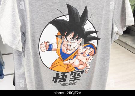 Bordeaux , France - 08 01 2023 : dragon ball z logo marque et signe de texte sur chemise dans la boutique vendre des jouets manga livre comics Banque D'Images