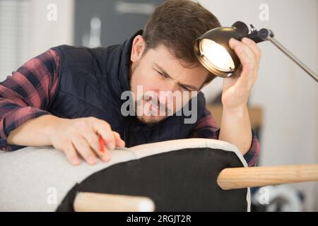 Président de l'homme dans son atelier de rembourrage Banque D'Images