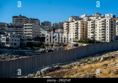 Jérusalem, Israël. 10 août 2023. Vue aérienne du mur de séparation à Jérusalem-est entre le camp de réfugiés de Shaafat et Jérusalem. Crédit : Ilia Yefimovich/dpa/Alamy Live News Banque D'Images