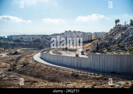 Jérusalem, Israël. 10 août 2023. Vue aérienne du mur de séparation à Jérusalem-est entre le camp de réfugiés de Shaafat et Jérusalem. Crédit : Ilia Yefimovich/dpa/Alamy Live News Banque D'Images