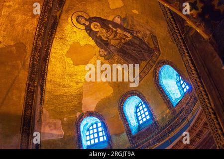 Plafond byzantin et abside mosaïques dorées de la Vierge Marie, mère de Jésus tenant le Christ enfant et Christ Pantocrator à Sainte-Sophie Banque D'Images